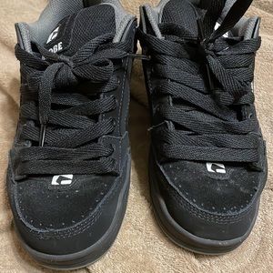 Men’s size 6 GLOBE shoes